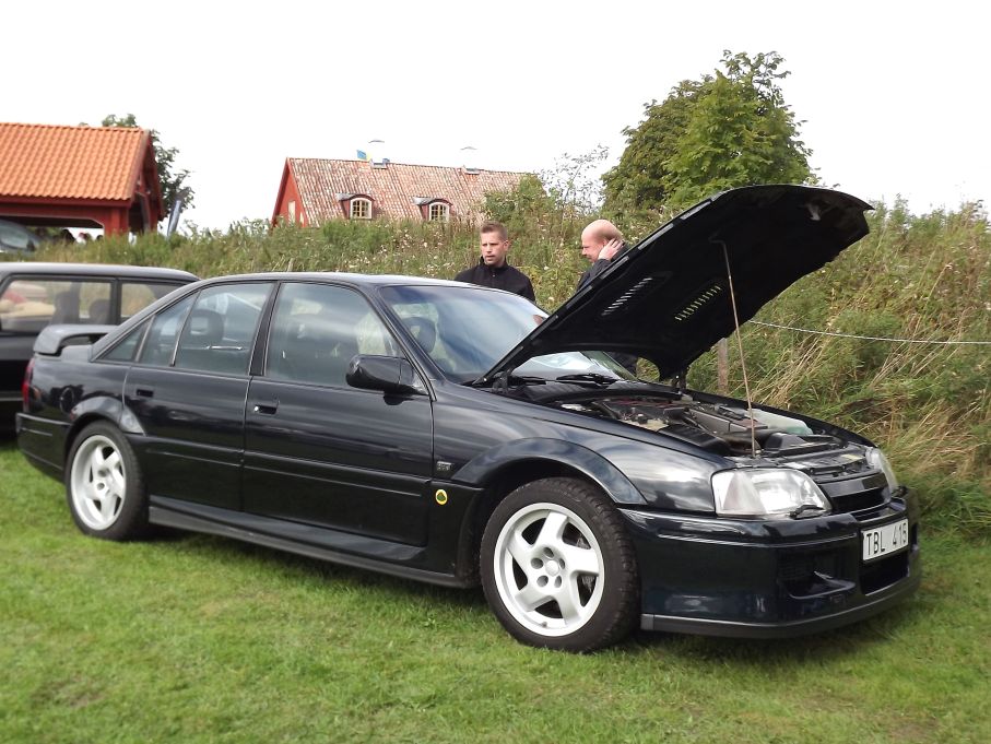 Om det ser ut som en Opel omega så är det fel, om ni tror det då är en Lotus Omega så är det också fel, för detta är den elaka systern från England, Lotus Carlton! Både Opel och vauxhallvarianterna byggdes i Hethel, England, men just denna är en högerstyd Vauxhallvariant. .