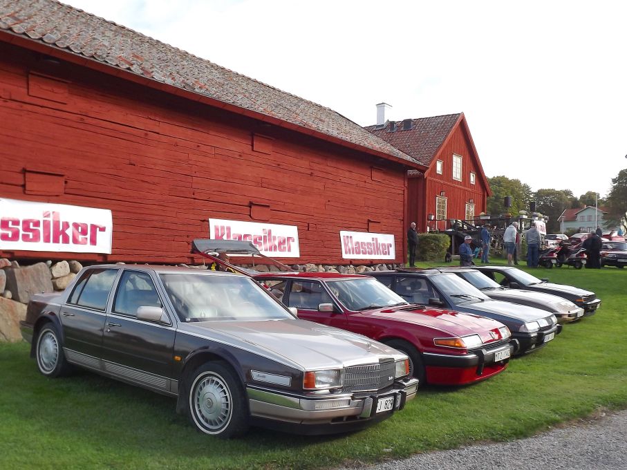 Cadillac Seville 1987, laddad med digital instrumentering , digital färddator, digital stereokontroll, ett par datorer håller koll på det, och all övrig elektronik, till och med blinkerspaken är en elektronisk sensor, i en lyxbil skulle bilen sköta jobbet ansåg man hos Cadillac.