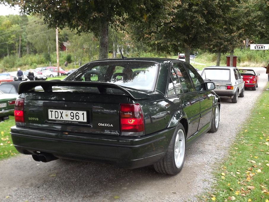 Och här kommer ju just en Lotus omega, som den såldes som utanför England. Familjebilen som fick BMW M5 att rodna av skam, och käkade Ferraris till efterrätt. 0-100 på c:a 5 sekunder och ingen mesig TüV-strypning, toppfarten uppgavs till 285km/h. 620 stycken byggdes av Opelvarianten och 320 av föregående i Vauxhall Carltonfodral.