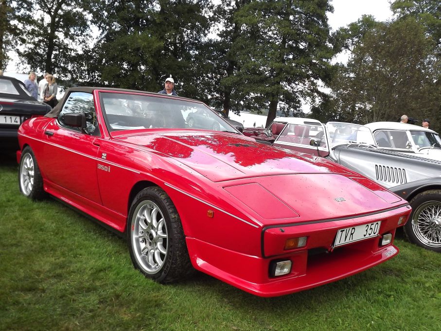På 80-talet introducerade TVR sin "Wedge Series" med dessa kilformade karosser, detta en 350i. TVR startades redan 1947 och har haft många upp och nedgångar, mest ned. I Juli i år stängde man fabriken i Blackpool igen, denna gången för gott.