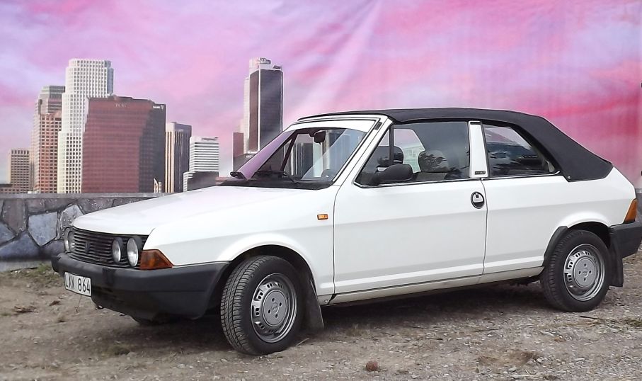 Så kunde man i år igen få sin åttiotalare fotograferad i tidstypisk fond av vår eminente fotograf Simon Hamnelius, här har en ovanlig Fiat Ritmo cabriolet ställt sig i position.