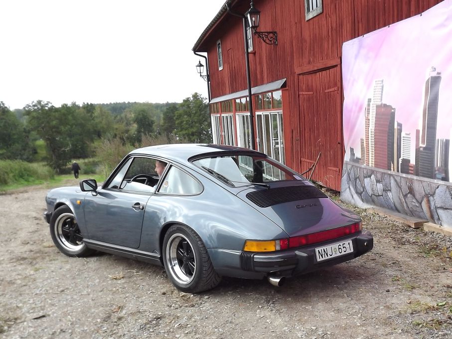 Och en Porsche 911 glider ut ur fonden, 911:an är lika mycket en 80-talsbil som en 60-talsbil som en modern bil, 911 är en saga utan slut.