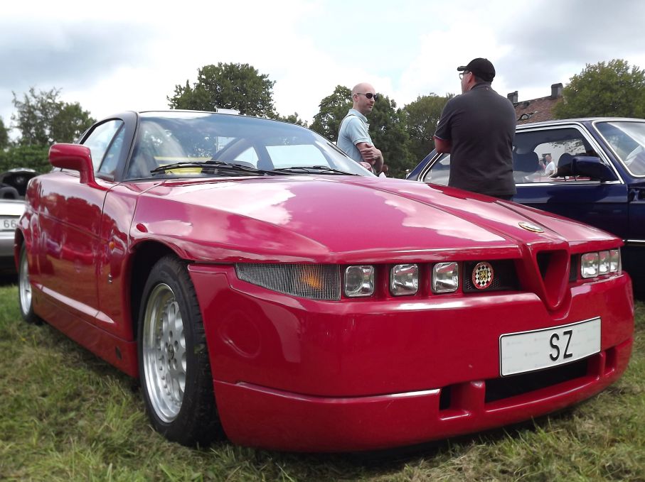Desto mer kortlivad blev den udda SZ, 1036 stycken byggdes hos Zagato, för formen stod Robert Opron, mer känd för Citroenmodeller som SM och CX.