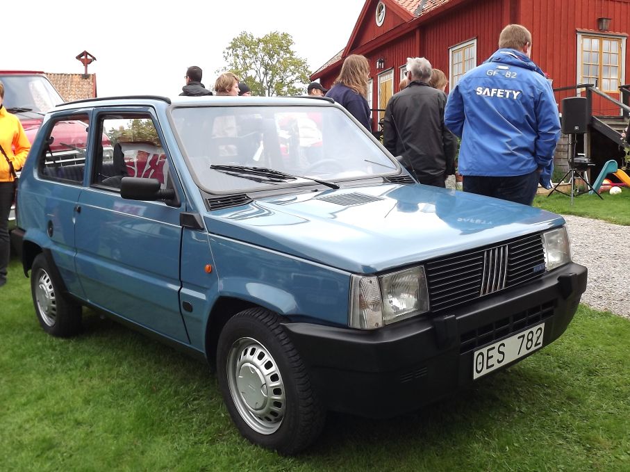 Fiat panda 1989, lådformad och praktisk, ritadfes den av giugiaro, med en facelift 1986 levde denna kaross kvar ända fram till 2003.