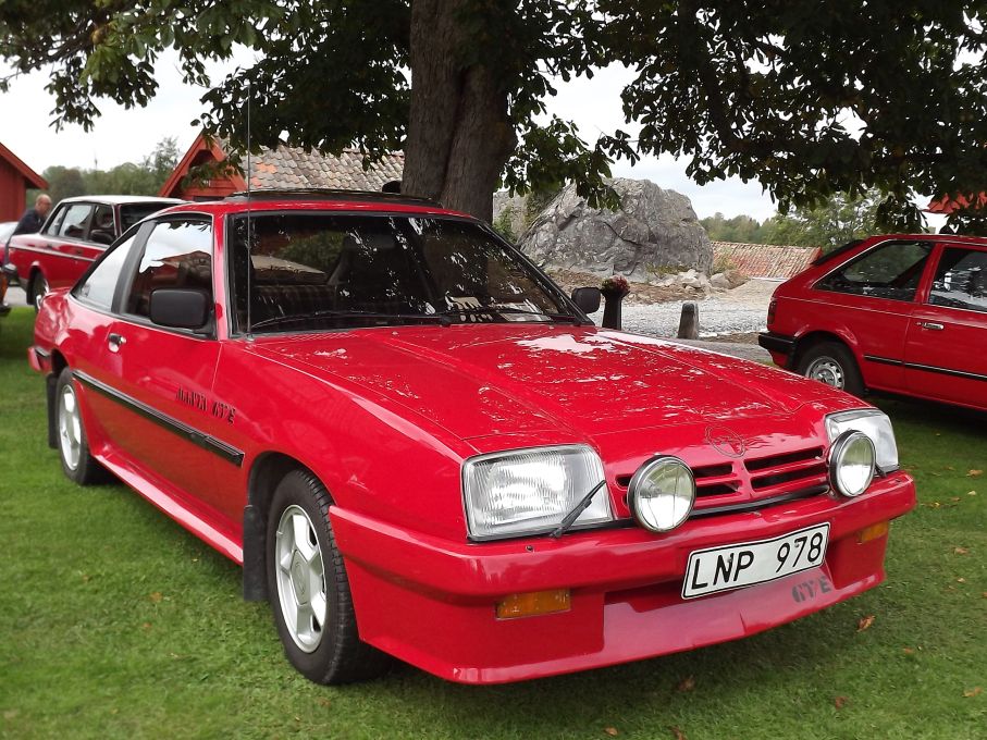 Opel Manta i röd kjol, 1984