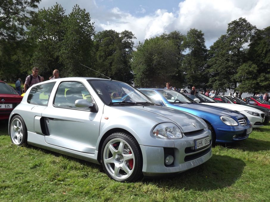 Modern klassiker, Renaults mycket udda Clio V6 Sport med mittmotor. 3-liters V6 från Laguna gav 260 hästar i baksätet, chassiet hade rean racinggrejer från TWR, 2935 stycken av dessa gjordes under åren 2001-2005.