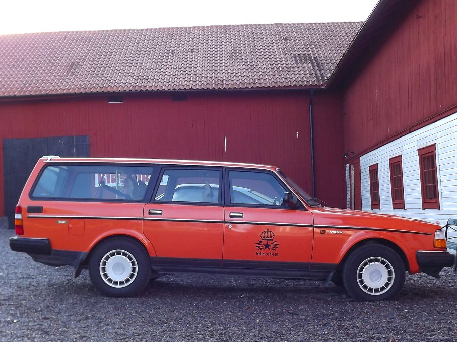 Och Televerket kom på besök från 80-talets senare hälft, de förr så välkända orangea bilarna försvann med Televerkets upplösning 1993.