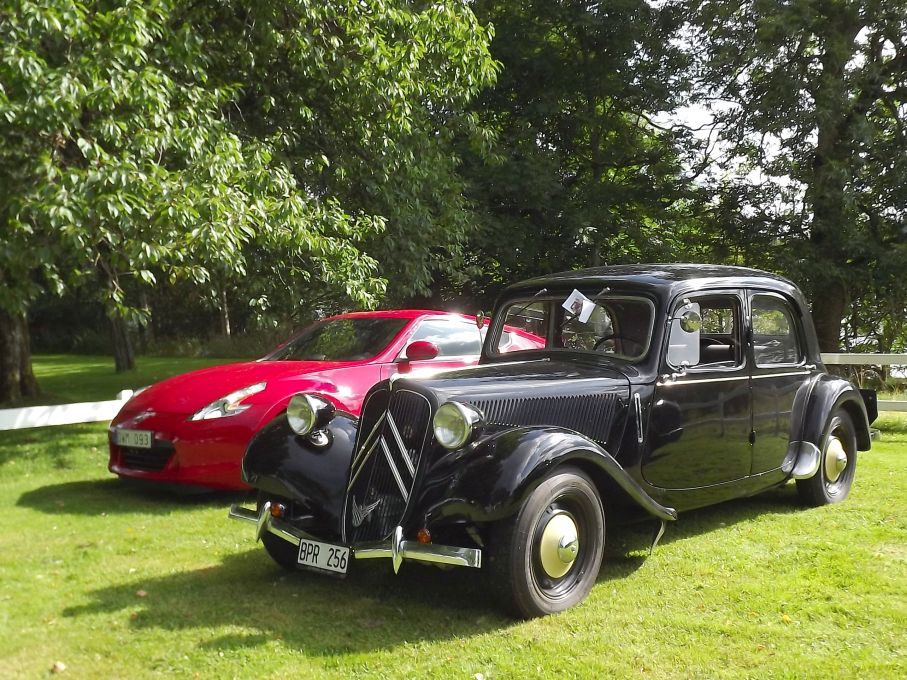 Citroën B11 Sport 1951, bakom gömmer sig en något modernare Nissan 350Z