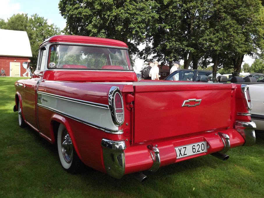 Chevrolet lyxpickis Cameo blev en parentes, tvåtonslack, whitewall och lull-lull gjorde att den hamnade i ett limbo, opraktisk som lastbil, och fel i andra sammanhang, men snygg var den och mycket åtråvärd idag.