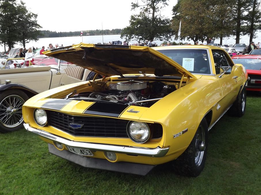 Och lika gul Chevrolet Camaro 1969.