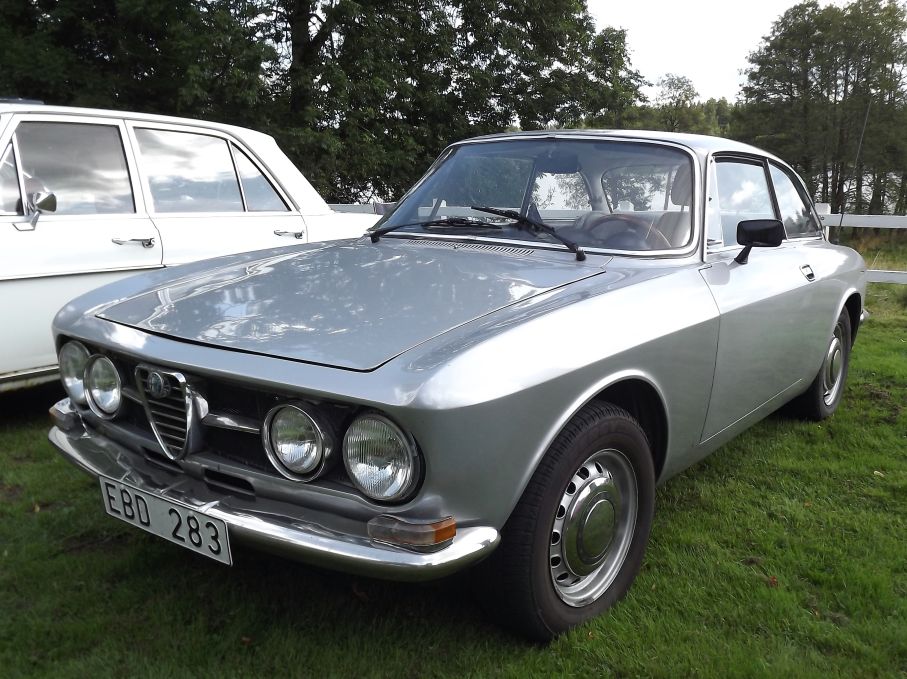 Alfa Romeo 1750GT 1969 i vad som måste vara en ovanlig kulör.