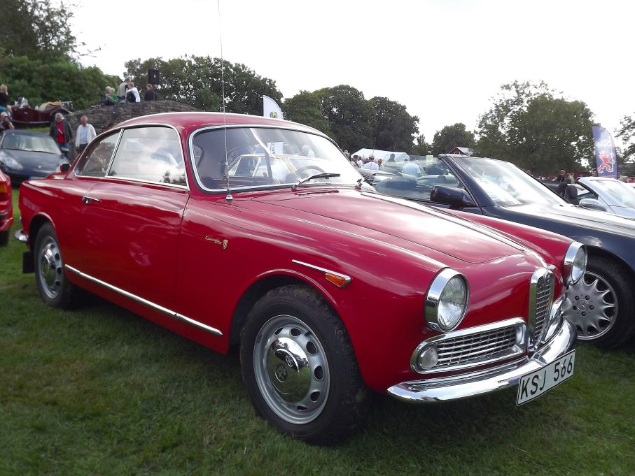 Italienskt var ganska underrepresenterat, men här står en mycket fin Giulietta coupe från 1961