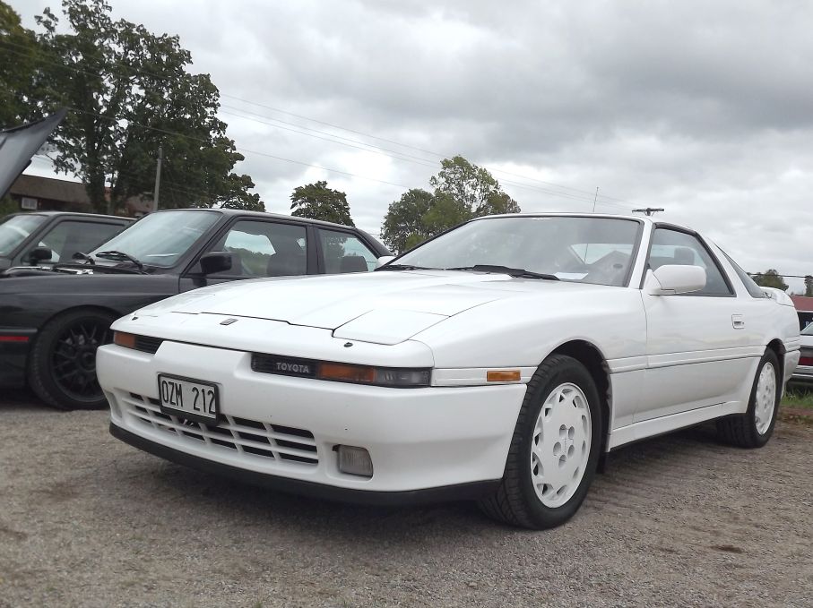 Superjapanen Toyota Supra kom till sverige först 1989, med treliters turbomatad sexa på 235 hästkrafter så var det här en maskin att räkna med i prestandaväg.