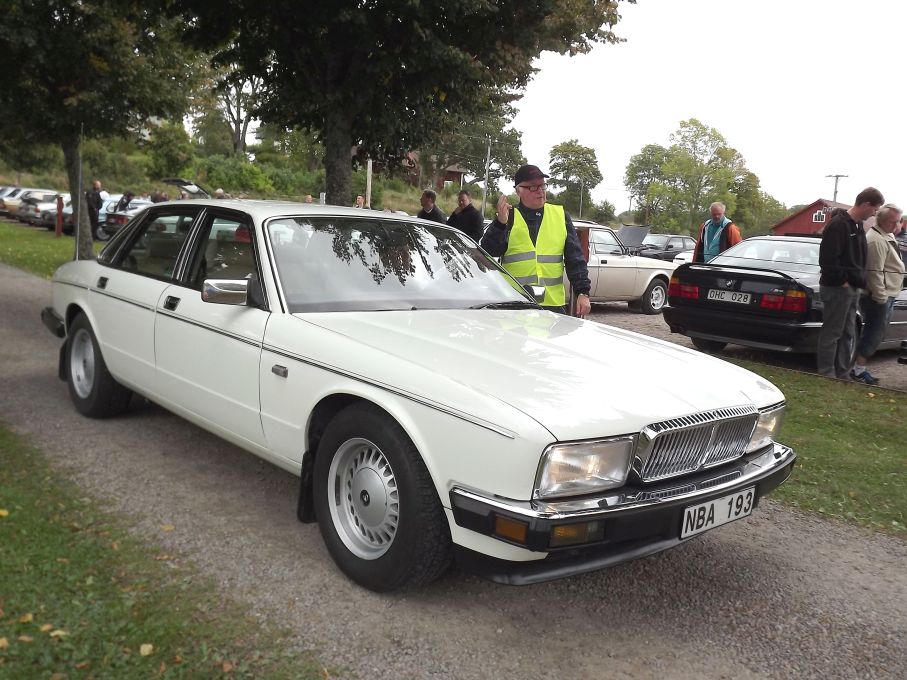 Jaguars XJ-serier var också den tidlös, här i Daimlervariant.