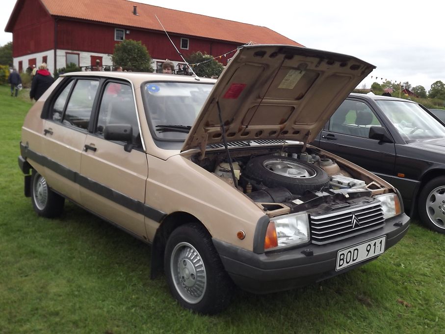Och en vanlig Visa Super från 1982, två Visa brevid varann händer nog inte ens på en Citroenträff...