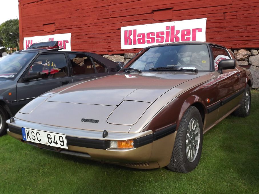 Mazda RX-7 med tuff tvåtonslack.