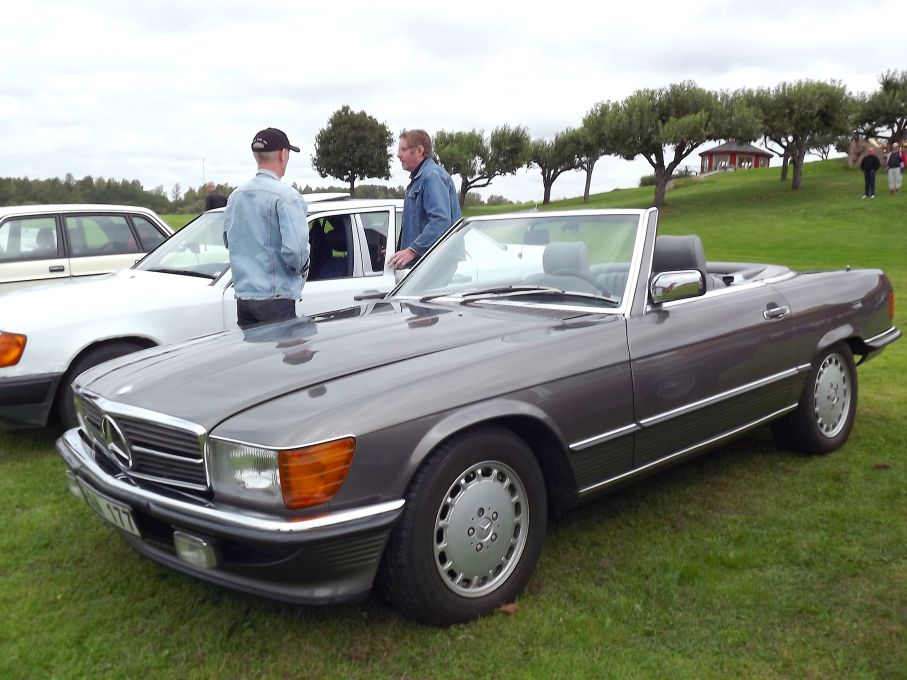 På 80-talet var Dallas den största Tv-serien, och Ewings åkte gärna mercedes SL, som vi kom att kalla för Dallasmoppen.