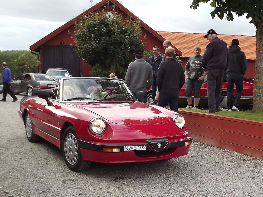 Okej, en röd bil till då, Alfa Spider.