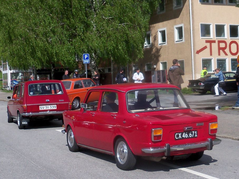 Utanför byggdes kön på snabbt. Ett gäng Simcaentusiaster från Danmark kom med ett par för oss ovanliga modeller, Simca 1000LS.