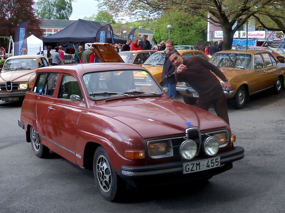 Årets tema var brunt, här en mycket brun SAAB 95 som visas på plats av en matchande mr Brown.