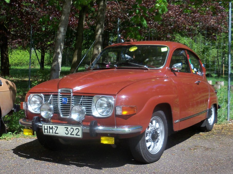 Och lite betydligt mindre format, SAAB 96 från samma år, med de ovanliga runda lyktorna som annars oftast fanns på exportversionerna.