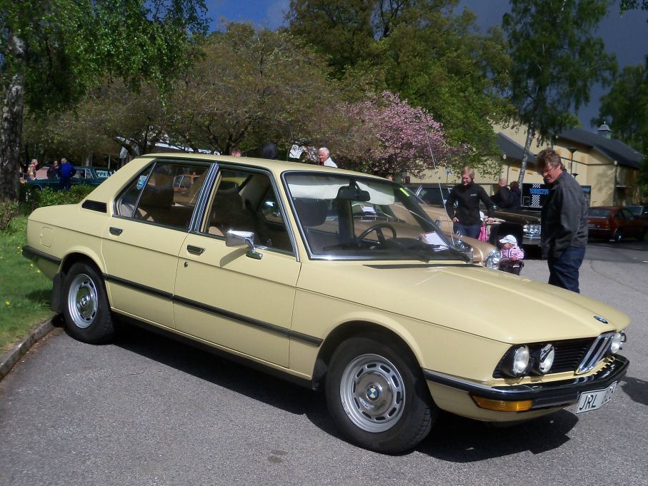 Och en väldigt ljust brun BMW 518i från 1978. Brunt i alla nyanser är välkomna.