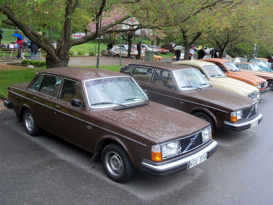 Kan man säga knallbrunt? Iallfall två väldigt bruna Volvo 244 på första parkett.