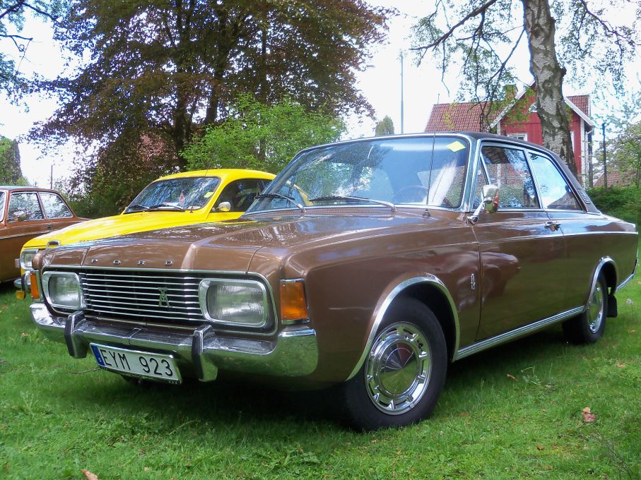 och en väldigt sen Taunus P7, eller 17M som de sista egentligen bara hette 1972, detta var den allra sista helt "egna" tyska Fordmodeller innan man samkörde med de engelska varianterna