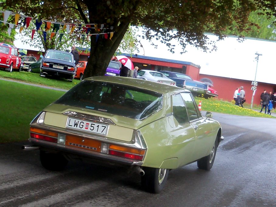 Och efter en regnskur så glider en elegant Citroen SM upp mot området.