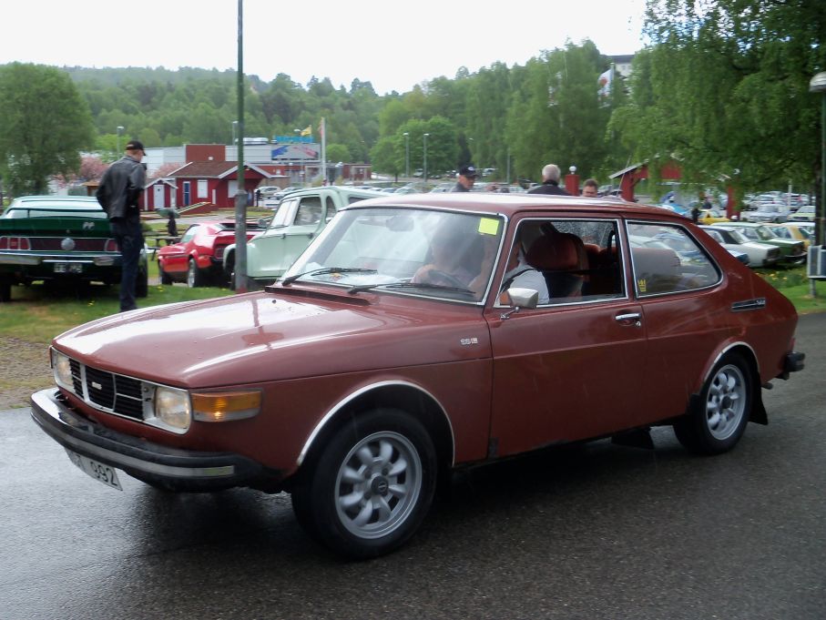En modell som är strakt förknippad med decenniet är ju SAAB 99, här en brun 99L som innebar snikutförande
