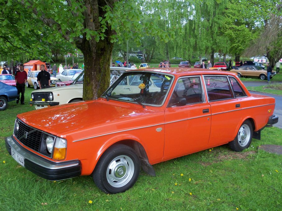 Orange hör 70-talet till i allra högsta grad och just detta var ju temat på den första träffpunkt 70, här i form av Vovlo 244DL från 1975