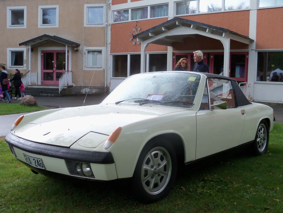 och här den spännande mittmotorporschen 914