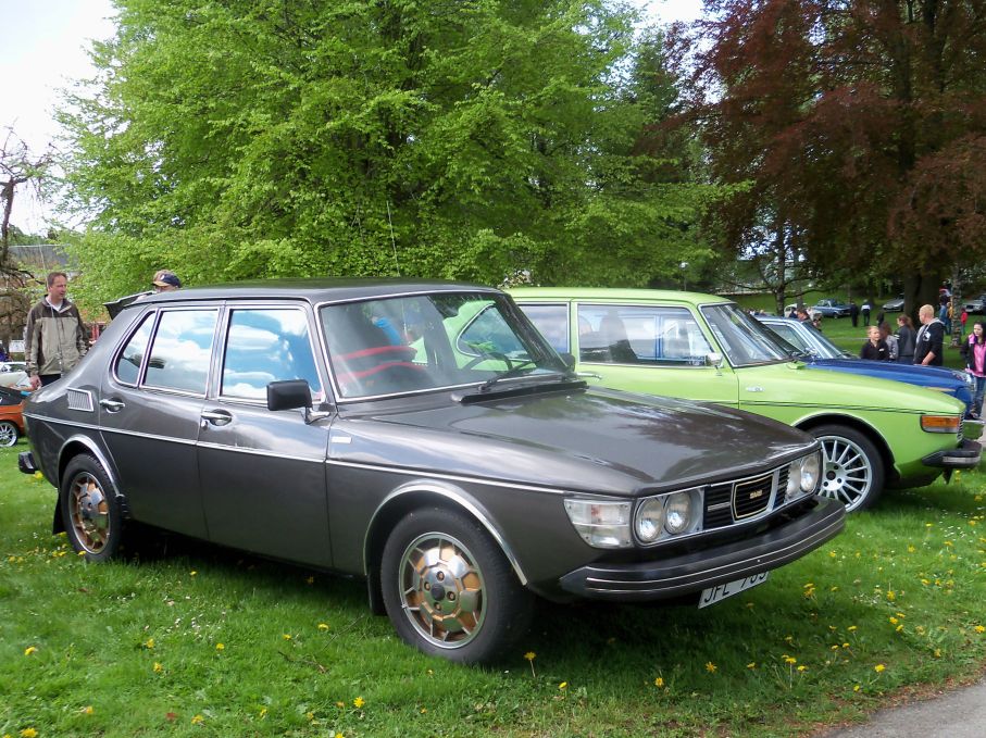 SAAB 99GLE från 1977 med USA-front, dubbla lampor och vita blinkers.