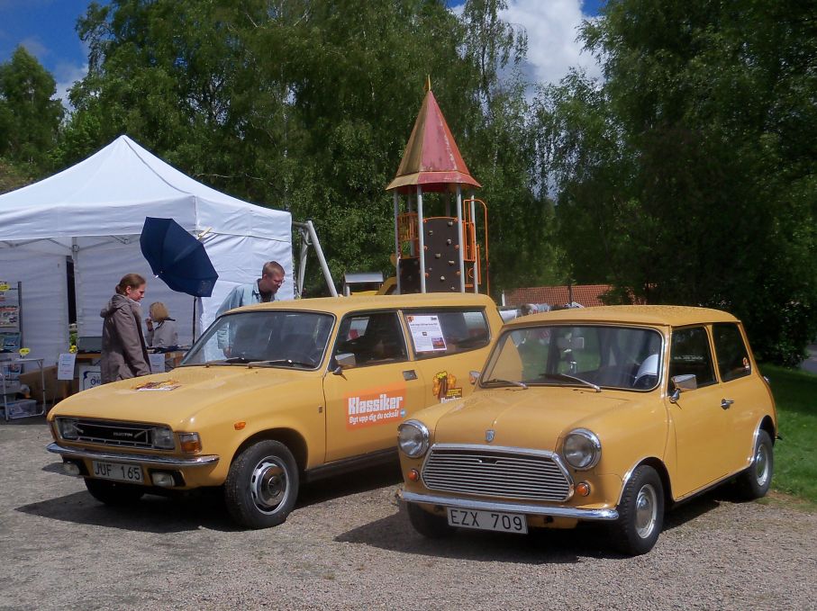Och mot slutet av dan har Klassikers ensamma stackars Allegro äntligen fått lite sällskap av lillasyster från Leyland, Mini född 1977. Angående undersökningen på plats om huruvida Allegron är vacker eller inte så utföll resultatet med 62 röster för snygg och tre mot. Utredningen om presumtivt valfusk utredes ännu av en FN-delegation.