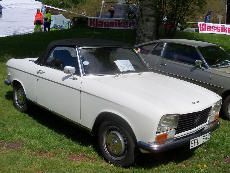 Och lite franskt, näpen Peugeot 304 cab från 1975.