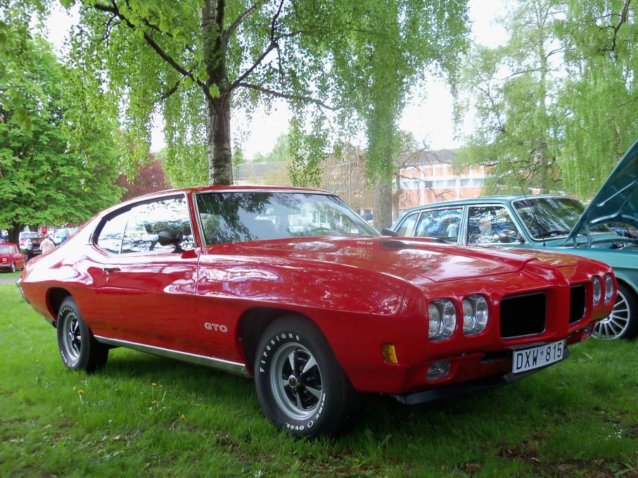 Så bryter vi av med lite rött från USA och 70-talets första år, tuff Pontiac GTO från 1970.