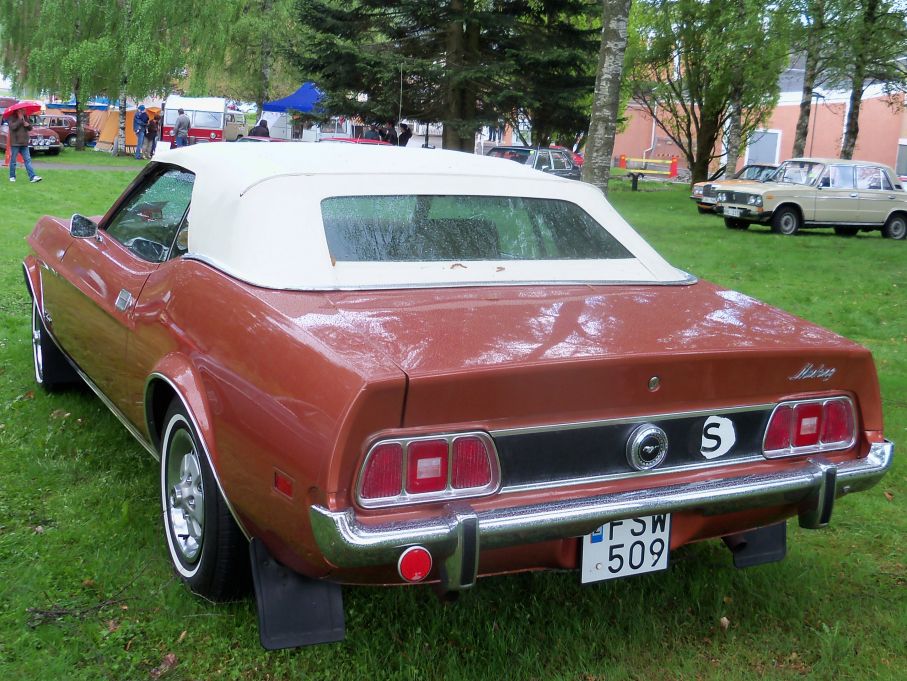 Amerikanskt är i minoritet på träffpunkt 70 men här kommer ett par fina exemplar, Mustang cab från 1973. Det sista året mussen fanns som öppen modell på många år framöver, dessutom är denna svensksåld.