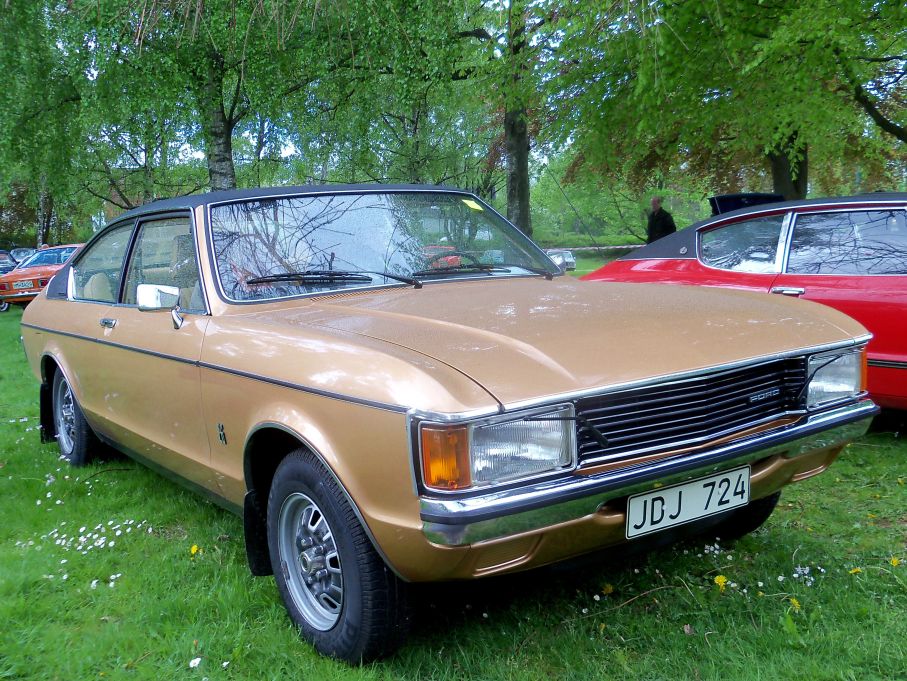En annan typisk 70-talare är ju Ford Granada coupé med vinyltak, här en fin överlevare från 1976.