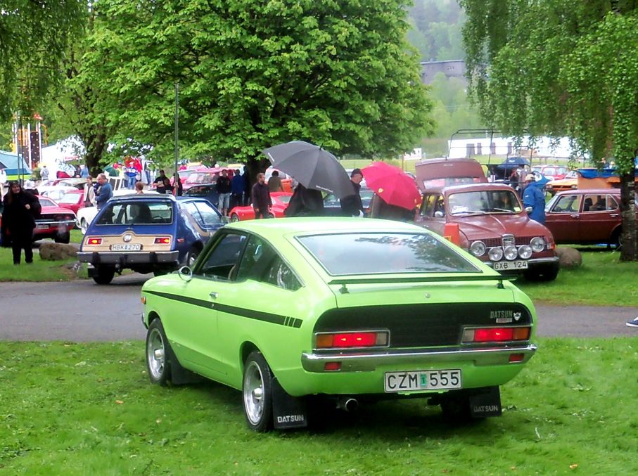 Andra annorlunda bakvagnar i vimlet, Datsun 120Y från 1977 rullar ut, och framför den syns Gremlinen igen med sin underligt avhuggna bakdel.
