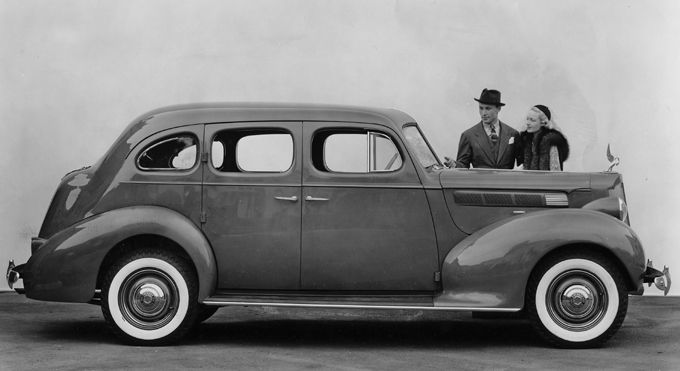 Packard använde inte årsmodeller på sina bilar förr, så 1938 kallades de för 16th series, eller series 1600 i en myriad varianter upp till största 1608 med V12 motor.