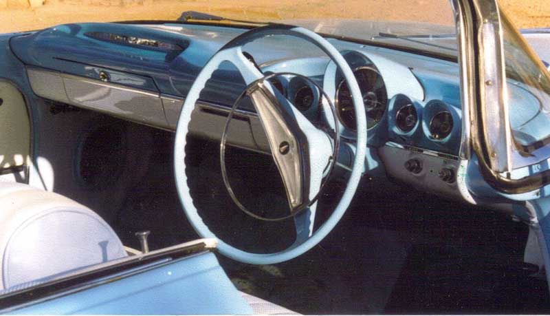en annan bastard i sammanhanget, kanadabyggd högerstyrd Pontiac Laurentian, som fått en Chevrolet 1959 bräda.