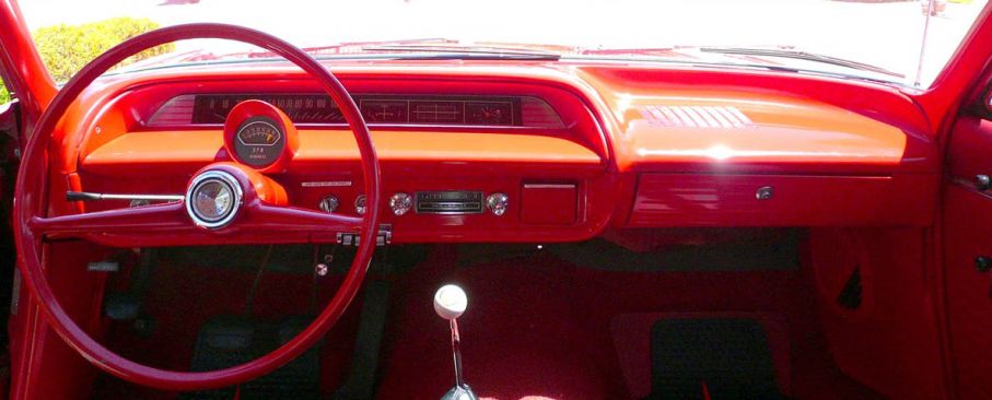 1963 Chevrolet originalet, här med den tuffa varvräknaren man kunde få om man beställde lite mer motor.