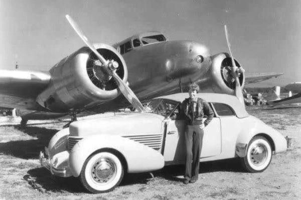 Cord 810 i ett annat flygarsammanhang, med Amelia Earhardt och hennes Lockheed Electra.