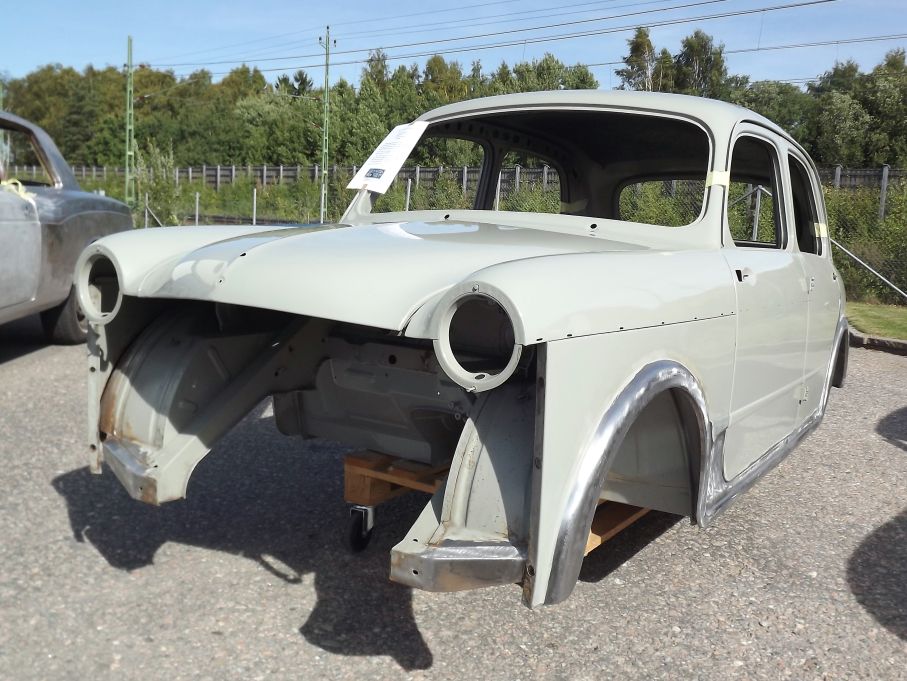 Hos Rohdins pysslar man inte enbart med engelska aristokrater, här är en Fiat 1100 som fått ny plåt transplanterad.