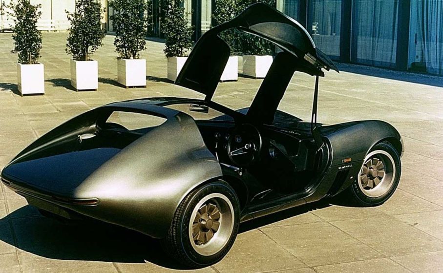 Färgbilder är sällsynta på XVR, men inledningsvis verkar den lackats i någon mökrgrön metallic, senare blev den gråmetallic.