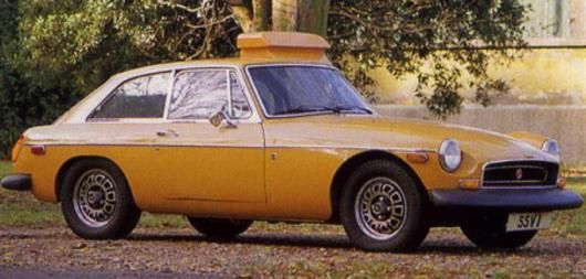 Nya säkerhetskrav ställde nya krav på tillverkarna. Lösningen hette gummi, massor med gummi runtom hela bilen. Experimentbil på MGB kallad SSV-1 1972.