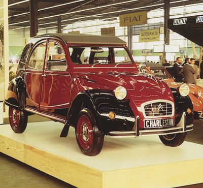 Charlseston började som en specialmodell, i elegant retrosnitt 1980. Men den blev så populär att den året efter kom att ingå i ordinarie sortiment. Charlston utökades även med fler färgkombinationer och fanns kvar fram till 1990.