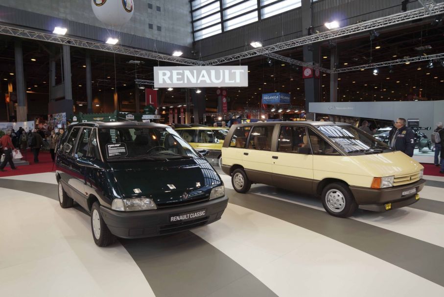 Renault firade 30-års jubileum för Espace och ställde ut alla fyra generationerna. Här ser vi till höger den stilsäkra generation 1 och till vänster 2:an som ännu ser modern ut men som kom redan 1991.