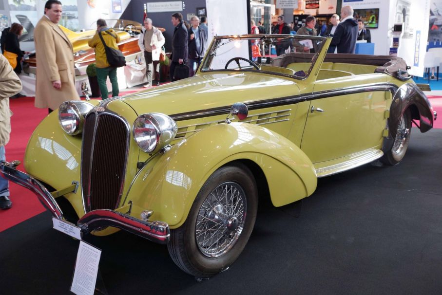 En av dessa i stramt återhållen kvalitetstil formgivna franska lyxbilar – i det här fallet en Delahaye 135 Coupe des Alpes från 1938 med kaross från Tüschler i Zürich.