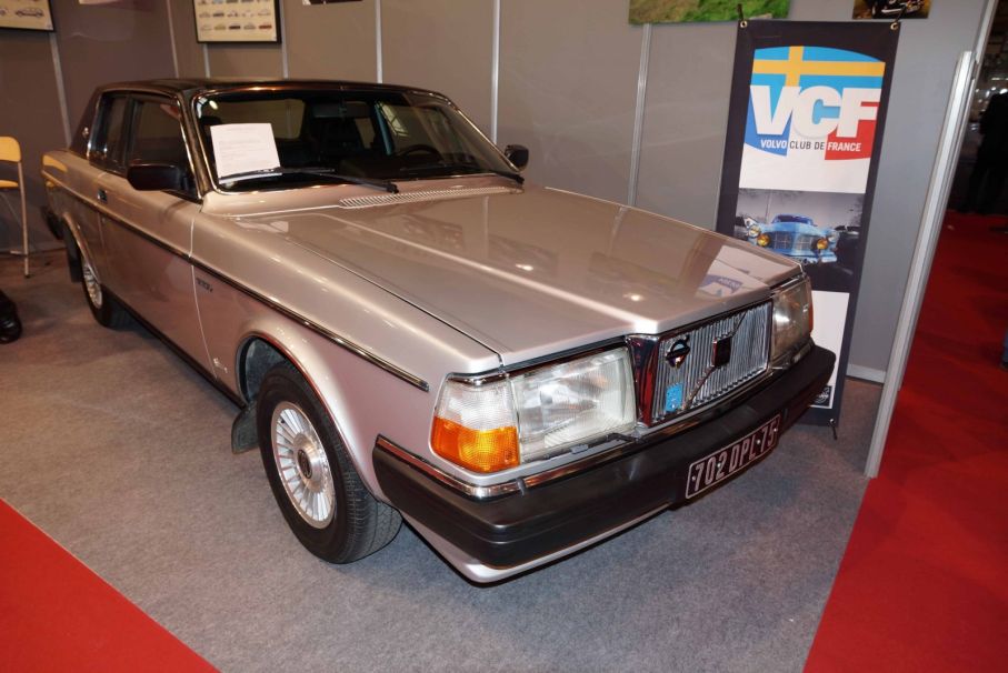 Franska Volvoklubben ställde ut en smaklig 262 Bertone Coupe. Monterhyrorna är höga och bilklubbarna har oftast bara råd med de minsta ytorna.